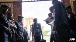 Wafanyakazi wa tume ya huru ya uchaguzi wakishusha vifaa vya kupigia kura, huku vyombo vya usalama vikiimarisha ulinzi huko Bukavu, Disemba 28, 2018.