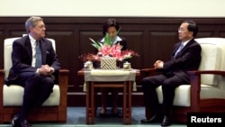 FILE - Taiwan's President Chen Shui-bian (R) greets U.S. Congressman John Linder during a meeting at the Presidential Palace in Taipei April 11, 2006.