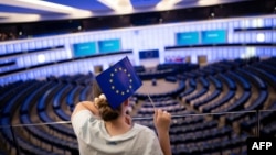 ཡུ་རོབ་གྲོས་ཚོཊ་ཀྱི་འོས་བསྡུའི་སྐབས་སུ་གཡས་ཐལ་ཅན་ཚོ་སྟོབས་ཤུགས་རྒྱས། 