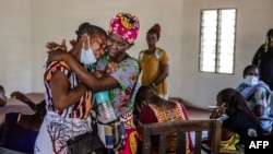 Wanafamilia moja wakiomboleza baada ya kupokea mabaki ya wanafamilia kadhaa ambao walikuwa waathiriwa wa ibada ya kukaa na njaa nchini Kenya.