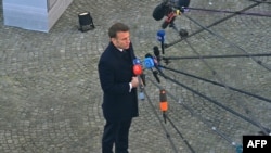 2025年2月3日，法國總統馬克龍抵達布魯塞爾出席歐盟國家領導人會議時對媒體發表演說。