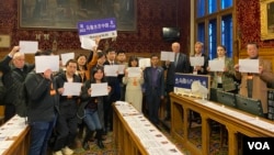 英國議員和中國海外異議人士，以及來自英國，台灣，香港的支持者一起在英國國會舉起白紙，紀念白紙運動兩週年。 （美國之音/李伯安）