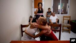 Las recién casadas Lisset Díaz Vallejo, a la derecha, y Liusba Grajales se abrazan después de contraer matrimonio en la notaría de Santa Clara, Cuba, el viernes 21 de octubre de 2022. 