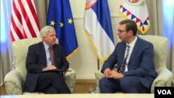 Arhiva - Predsednik Srbije Aleksandar Vučić i ambasador SAD u Srbiji Kajl Skot.