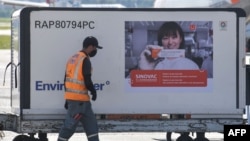 工人正在裝卸從中國抵達巴西聖保羅機場的一批新冠病毒疫苗。（2020年12月18日）