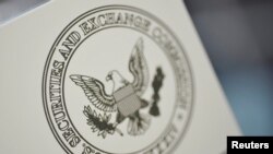 资料照片：美国证券交易委员会总部入口处的标记（2011年6月24日）