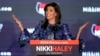 La candidata presidencial republicana y ex embajadora ante la ONU, Nikki Haley, habla en un mitin nocturno tras conocerse las proyecciones de las primarias de Nuevo Hampshire, en Concord, Nuevo Hampshire, el 23 de enero de 2024.