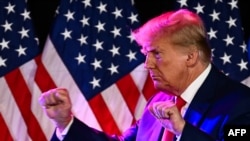 ARCHIVO - El expresidente de EEUU y aspirante a la nominación republicana en 2024, Donald Trump, baila después de hablar en un evento de reclutamiento de voluntarios republicanos en Fervent, a Calvary Chapel, en Las Vegas, Nevada, el 8 de julio de 2023.