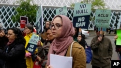 Isra Ayesh (centro) de Seattle, director de organización de Americans for Refugees and immigrants durante una protesta contra la revisada orden del presidente Donald Trump que prohíbe el ingreso al país de una mayoría de refugiados de todo el mundo. Mayo 15, 2017.