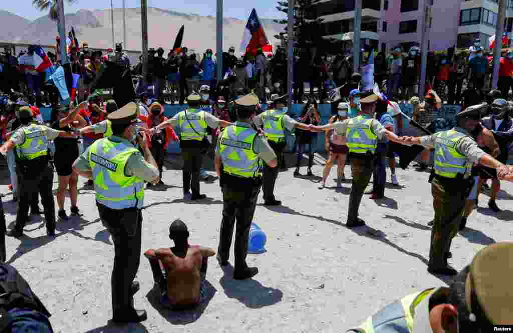 La policía chilena protegió a un migrante venezolano que fue atacado por un manifestante.