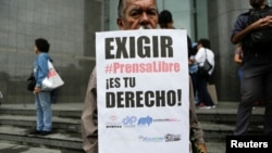 Un hombre sostiene una pancarta durante una manifestación para conmemorar el Día Mundial de la Libertad de Prensa en Caracas, Venezuela, el 3 de mayo de 2016. [Archivo]