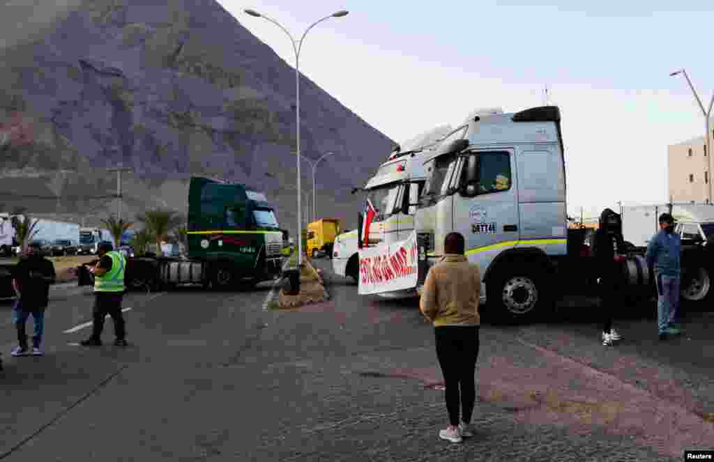 Conductores de camiones de carga impedían la circulación en distintos accesos a Iquique un día después de que una marcha en la localidad costera que dejó algunos incidentes.