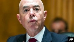 Waziri wa usalama wa ndani Alejandro Mayorkas akitoa ushahidi mbele ya kamati ya baraza la seneti Sept. 21, 2021 mjini Washington. (Jim Lo Scalzo/Pool via AP)