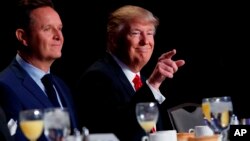 آقای ترامپ بعد از مراسم نیایش ملی مورد سوال خبرنگاران قرار گرفت. 