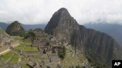 ARCHIVO - El sitio arqueológico de Machu Picchu está desprovisto de turistas mientras está cerrado en medio de la pandemia de COVID-19, en el departamento de Cuzco, Perú, el 27 de octubre de 2020.