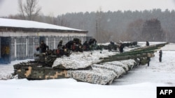Tanques de la 92ª brigada mecanizada de las Fuerzas Armadas de Ucrania estacionados en su base cerca de la aldea de Klugino-Bashkirivka, en la región de Kharkiv el 31 de enero de 2022.