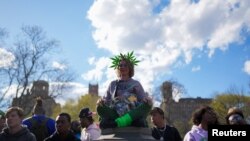 Celebración anual informal del cannabis, 4/20 (cuatro veinte), correspondiente a la cifra numérica ampliamente reconocida dentro de la subcultura del cannabis como símbolo de todo lo relacionado con la marihuana, en en la ciudad de Nueva York, EEUU, en abril. 20, 2024.
