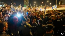 Policías tratan de disolver una protesta contra el gobierno del primer ministro israelí Benjamin Netanyahu y para exigir la liberación de rehenes retenidos por Hamás en la Franja de Gaza, afuera del Parlamento de Israel, el domingo 31 de marzo de 2024, en Jerusalén. 