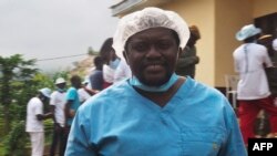 Le docteur Georges Bwelle, chef du service de chirurgie viscérale de l'hôpital central de Yaoundé, pose pour un portrait devant la prison de Nkongsamba à Nkongsamba, Cameroun, le 17 juillet 2021.
