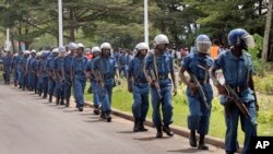 Des policiers burundais lors d'affrontements avec des manifestants dans Bujumbura, le 26 avril 2015