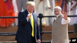 از راست به چپ، نرندرا مودی، صدراعظم هند، و دونالد ترمپ، رییس جمهور ایالات متحده (تصویر از آٰرشیف صدای امریکا)