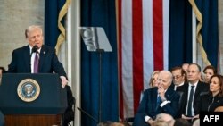 Трамп смета дека претходната администрација го осиромашила американскиот граѓанин. Фото: Обраќање на Доналд Трамп за време на инаугурацијата, додека претходниот претседател, Џо Бајден го слуша неговиот говор, на 20 јануари во Вашингтон.