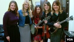 "Della Mae" guruhi bilan "Turkiston" saroyidagi uchrashuv chog'ida, Janna Kim (o'rtada) 