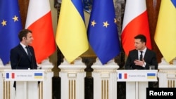 کنفرانس خبری مشترک امانوئل مکرون و ولودیمیر زلنسکی، روسای جمهوری فرانسه و اوکراین، پس از دیدار در کی‌یف. سه‌شنبه ۱۹ بهمن ۱۴۰۰