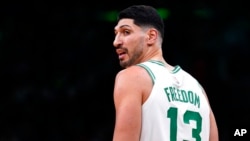 “Boston Celtics” basketbol jamoasi markaziy o’yinchisi Enes Kanter Fridom