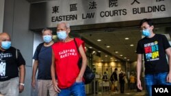 រូបឯកសារ៖ លោក Koo Sze-yiu (អាវ​ក្រហម) ដើរ​ចេញ​ពី​សវនាការ​មួយ​នៅ​ទីក្រុង​ហុងកុង ថ្ងៃទី៣០ ខែកញ្ញា ឆ្នាំ២០២០។ (Tommy Walker/VOA)
