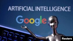 แฟ้มภาพ: โลโก้กูเกิลและปัญญาประดิษฐ์ ถ่ายเมื่อ 4 พ.ค. 2023 (รอยเตอร์)