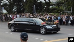 La limousine de Kim Jong Un arrive à l'Istana, le palais présidentiel, à Singapour, le 10 juin 2018, pour rencontrer le Premier ministre de Singapour, Lee Hsien Loong, avant le sommet entre le leader américain Donald Trump et le dirigeant nord-coréen Kim Jong Un. 