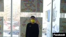 林錦樂在其“光時”展品前留影。(林錦樂提供)