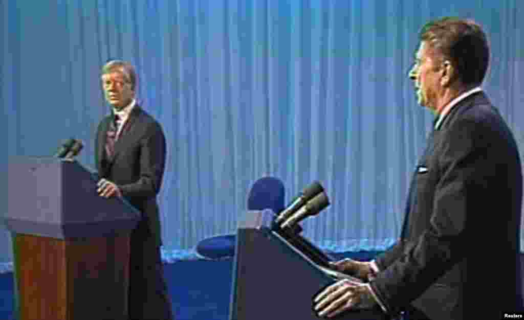 Американскиот претседател Џими Картер и гувернерот на Калифорнија Роналд Реган за време на дебата за претседателските избори во САД во Кливленд, Охајо, на 28 октомври 1980 година.