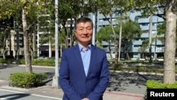 2024年1月13日，前藏人行政中央司政洛桑森格在台灣台北拍照留影。（路透社）