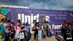 Migrantes venezolanos esperan ser vacunados contra COVID-19 en el sector La Parada, la zona comercial de la frontera entre Colombia y Venezuela, en Cúcuta, Colombia, el 13 de octubre de 2021.