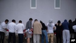Un grupo de guatemaltecos retornados se ven en esta foto de archivo mientras recogen sus pertenencias después de desembarcar en el aeropuerto internacional La Aurora. 