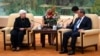 La secretaria del Teoro de EEUU, Janet Yellen, habla con el primer ministro chino, Li Quiang, en Beijing el 7 de julio de 2023.