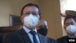 រូបឯកសារ៖ អតីតមេដឹក​នាំ​គណបក្ស​ប្រឆាំង​ លោក កឹម សុខា​ ថ្លែង​ទៅ​កាន់​អ្នកកាសែត​ថា លោក​ស្នើ​តុលាការ​ឲ្យ​ទម្លាក់​បទ​ចោទ មុន​នឹង​ចេញ​​ដំណើរ​ពីគេហដ្ឋាន​ទៅ​សាលារាជធានី​ភ្នំពេញ​ ថ្ងៃទី​១៩ ខែ​មករា​ ឆ្នាំ​២០២២។ (ខាន់​ សុគុំមនោ/វីអូអេ)