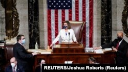 ប្រធាន​រដ្ឋ​សភា​សហរដ្ឋ​អាមេរិក អ្នកស្រី Nancy Pelosi គោះ​ញញួរ​ឈើ​របស់​អ្នកស្រី​នៅ​មុន​ការ​អនុម័ត​សេចក្ដីព្រាង​ច្បាប់​ជំនួយ​កូវីដ១៩ ចំនួន ១,៩ លាន​លាន​ដុល្លារ នៅ​សាល​ប្រជុំ​រដ្ឋសភា ក្នុង​រដ្ឋធានី​វ៉ាស៊ីនតោន ថ្ងៃទី១០ ខែមីនា ឆ្នាំ២០២១។ 