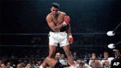 محمد علی در جریان مسابقه با جو والکت