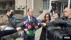 Šef medijskog tima SDP-a Mirko Stanić obraća se novinarima nakon podnošenja krivične prijave protiv predsednika Vlade Crne Gore u tehničkom mandatu, Zdravka Krivokapića, u Podgorici, 14. februara 2022. (Foto: Glas Amerike)