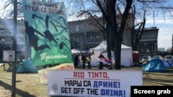 Ekološke organizacije, inicijative i građani protestuju ispred Predsedništva Srbije i traže donošenje zakona o trajnoj zabrani rudarenja litijuma i bora