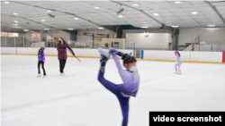 亚裔女孩黄耀瞳（前）、贝萨妮·布朗（左一）和雪利·纳瑞·韦斯特（右一）在费尔法克斯滑冰场练习花样滑冰（VOA视频截图）