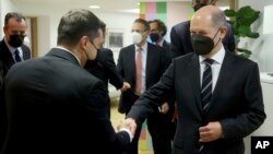 Arhiva - Pedsednik Ukrajine Volodimir Zelenski i kancelar Nemačke Olaf Šolc.