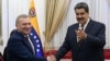 El viceprimer ministro de Rusia, Yuri Borisov, a la izquierda, y el presidente de Venezuela, Nicolás Maduro, se dan la mano durante una presentación ante los medios en el Palacio Presidencial en Caracas, Venezuela, el 16 de febrero de 2022.