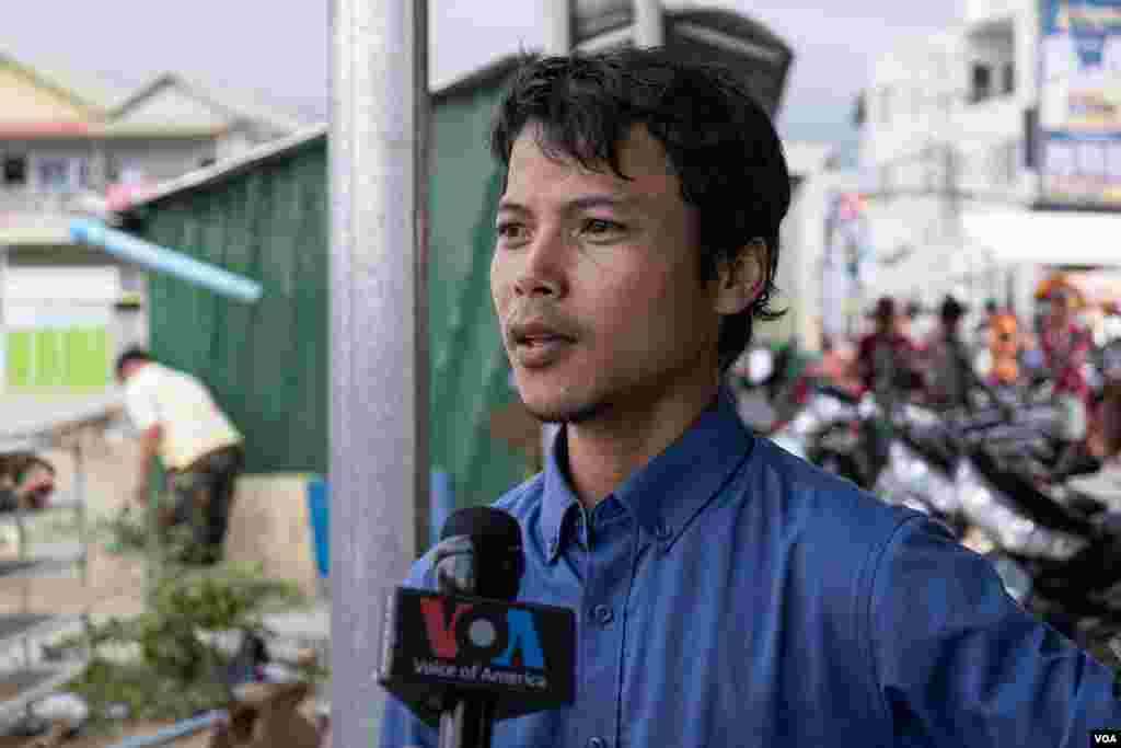 លោក សឿន វណ្ណៈ អាយុ ៣២ ឆ្នាំ ផ្តល់បទសម្ភាសន៍ឲ្យវីអូអេ នៅភូមិព្រែកជ្រៃ សង្កាត់ស្ពានថ្ម ខណ្ឌដង្កោ រាជធានីភ្នំពេញ ថ្ងៃទី១៥ ខែតុលា ឆ្នាំ២០២០។ (ទុំ ម្លិះ/វីអូអេ)