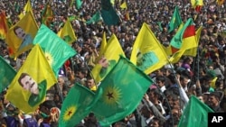 Turkiyaning Diyorbakir shahrida yuz minglab mahalliy kurdlar tinchlik istab Navro'z maydoniga to'plandi, 21-mart, 2013-yil.