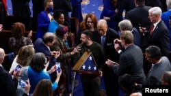 «Я підтримую Україну, але я ніколи не підтримую необмежений чек», – сказав після виступу президента Зеленського на спільній сесії Конгресу Кевін Маккарті, імовірний лідер більшості у Палаті представників.