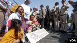 Families gathered to protest in a land dispute with Cambodian People’s Party’s tycoon senator Ly Yongphat, Phnom Penh, Cambodia, February 14, 2017. (Aun Chhengpor/VOA Khmer)